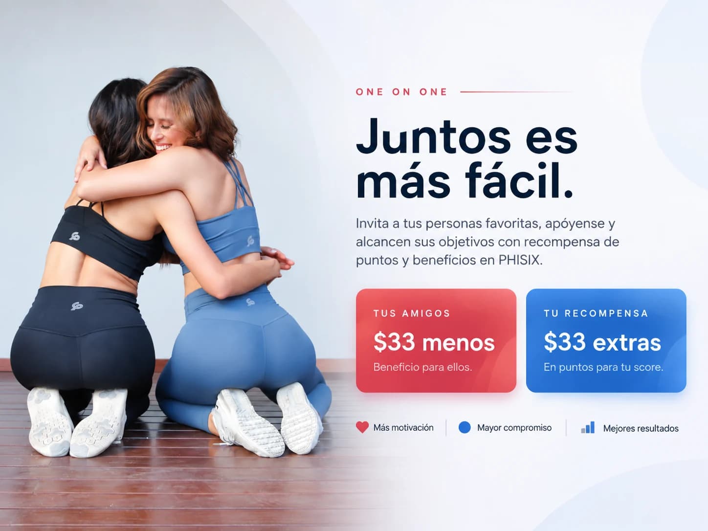 Dos amigas se abrazan: ONE ON ONE, juntos es más fácil. Tus amigos reciben $33 menos y tu recompensa es $33 extras en puntos al activarse su plan elegible.